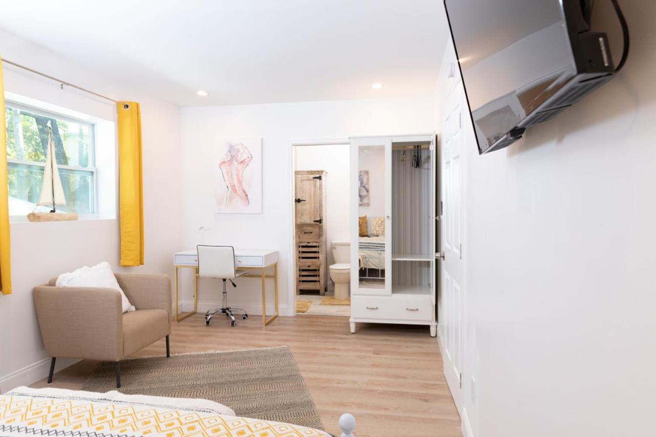 Beautiful Casita With King Bed And Private Patio Close To Calle 8, Mia Airport, Coral Gables Miami Eksteriør billede