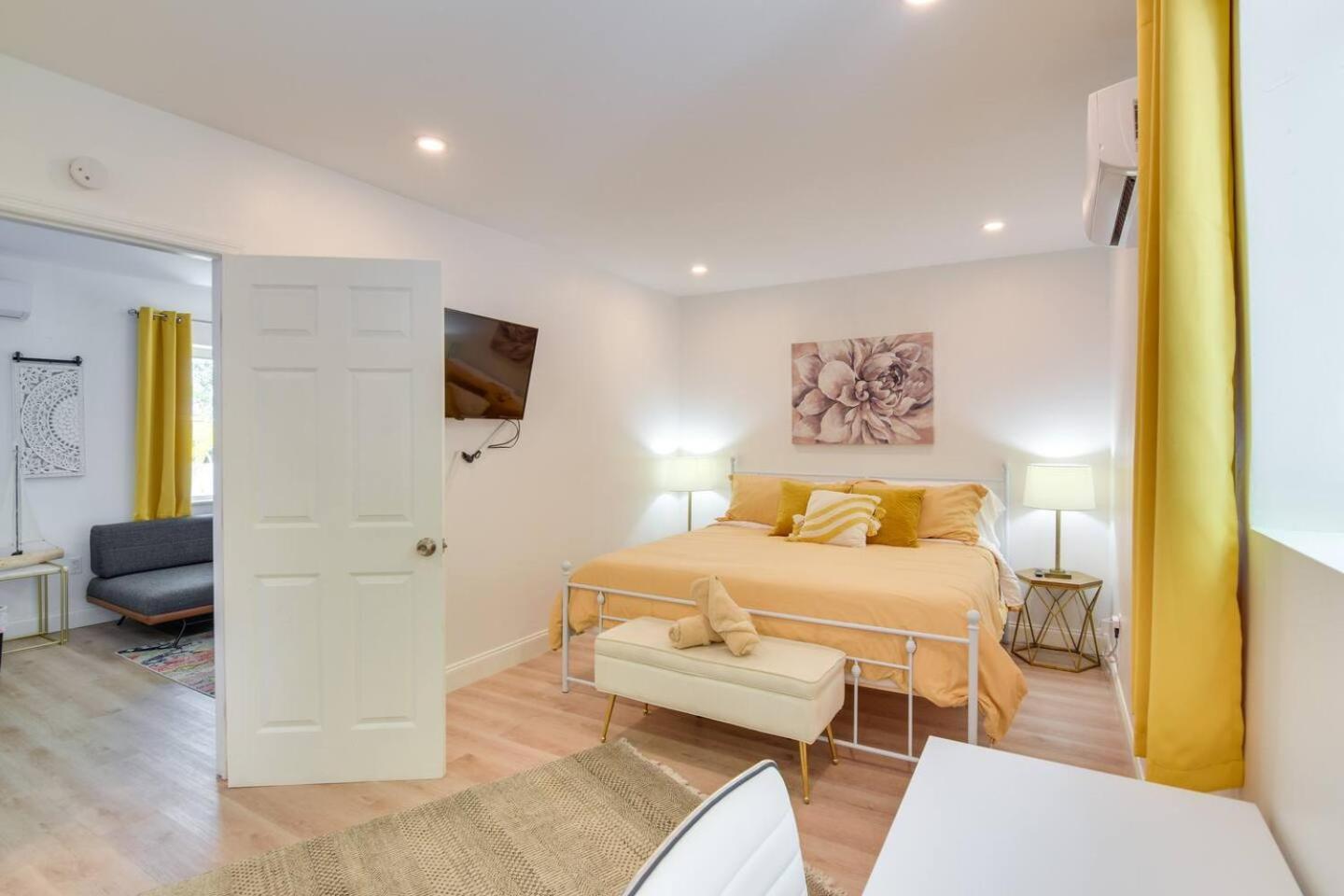 Beautiful Casita With King Bed And Private Patio Close To Calle 8, Mia Airport, Coral Gables Miami Eksteriør billede
